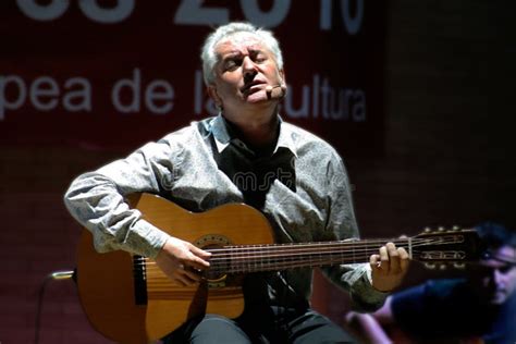 De Volando Alto Tour van Victor Manuel: Een Spaanse Muzieklegende die Nederland Onttoverd!